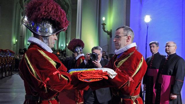 Le nouveau commandant de la Garde suisse Christoph Graf (g.), lors de la cérémonie de départ de l'ancien commandant Daniel Anrig (d.) le 31 janvier.