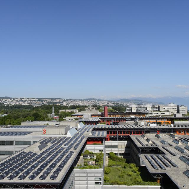 Une vue générale du parc solaire installé sur les toits de l'EPFL. [Keystone - Jean-Christophe Bott]