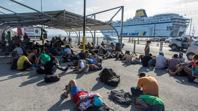 Des réfugiés syriens attendent de monter à bord du ferry dépêché par le gouvernement grec à Kos pour y être enregistrés, ce 16 août 2015. [EPA/ODYSSEUS]