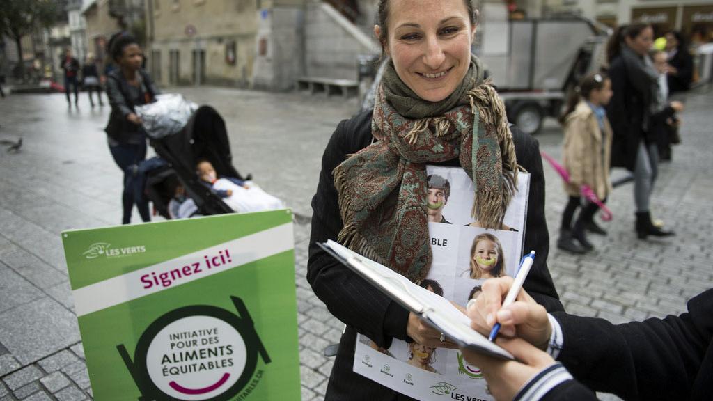 Adèle Thorens lors d'une récolte de signatures pour l'initiative en octobre 2014 à Lausanne. [Keystone - Jean-Christophe Bott]