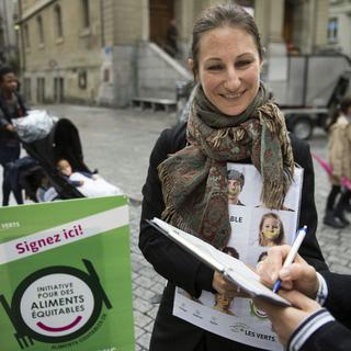 Adèle Thorens lors d'une récolte de signatures pour l'initiative en octobre 2014 à Lausanne. [Keystone - Jean-Christophe Bott]