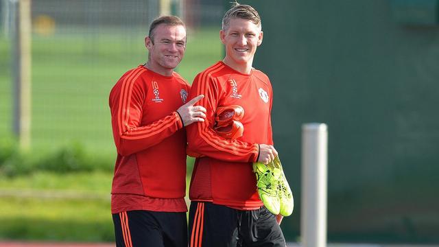 A l'image de Wayne Rooney et Bastian Schweinsteiger, Manu U s'est entraîné en toute décontraction mardi. [Keystone - Peter Powell]