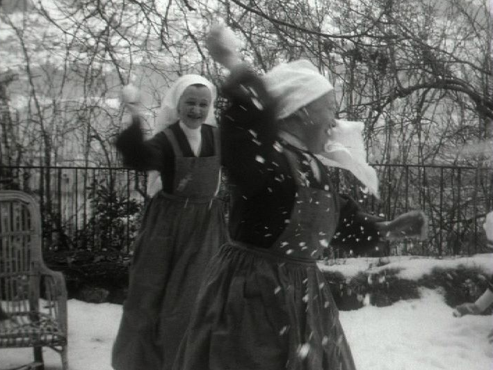 Moment de détente pour les Soeurs Hospitalières de Valère, 1963. [RTS]