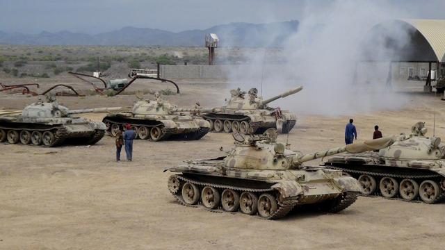Des chars des milices loyales au président Hadi prennent position autour de la base aérienne d'al-Anad, dans le sud du Yémen. [AP Photo/Wael Qubady]