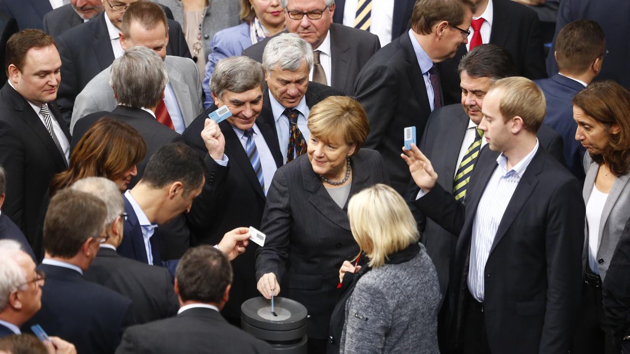 La chancelière allemande Angela Merkel et des élus du Bundestag, lors du vote sur l'intervention allemande contre l'EI. [Hannibal Hanschke]