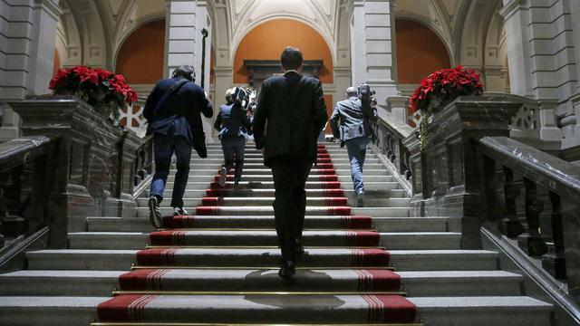 Animation au Palais fédéral mardi à l'occasion des auditions des candidats de l'UDC, ici Thomas Aeschi (ZG), en vue de l'élection au Conseil fédéral le 9 décembre. [Keystone - Peter Klaunzer]