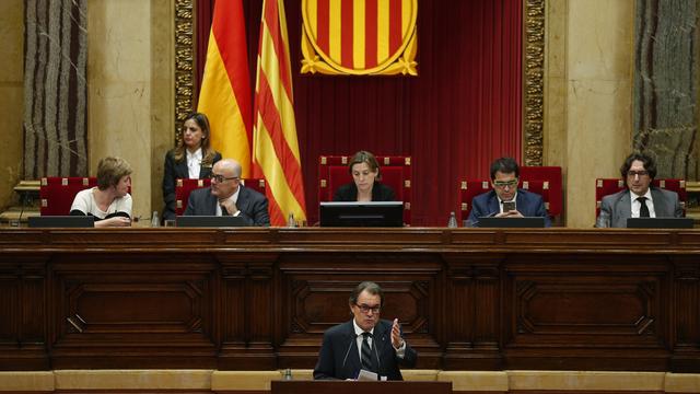 Le président catalan sortant Artur Mas s'exprime devant le parlement régional. [Manu Fernandez]