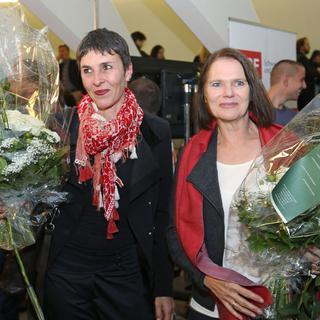 Les socialistes Barbara Gysi (g) et Claudia Friedl (d) fêtées à Saint-Gall. [Keystone - Eddy Risch]