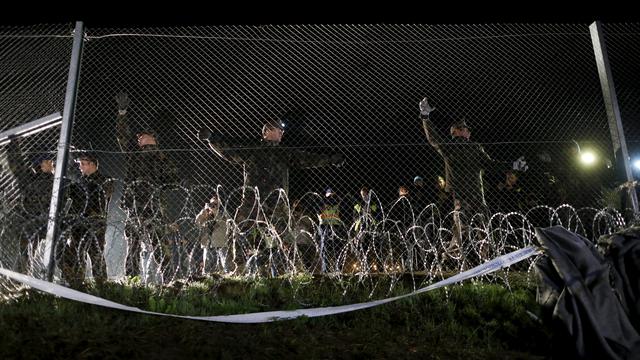 Des soldats hongrois ferment la frontière avec la Croatie avec des barbelés [Reuters - Antonio Bronic]