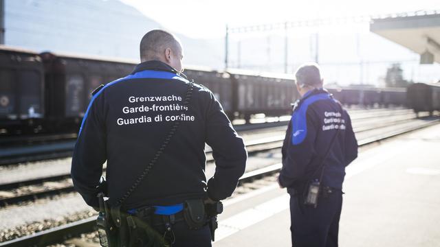 Des gardes-frontière suisses à la gare de Buchs (image d'illustration). [Keystone - Gian Ehrenzeller]