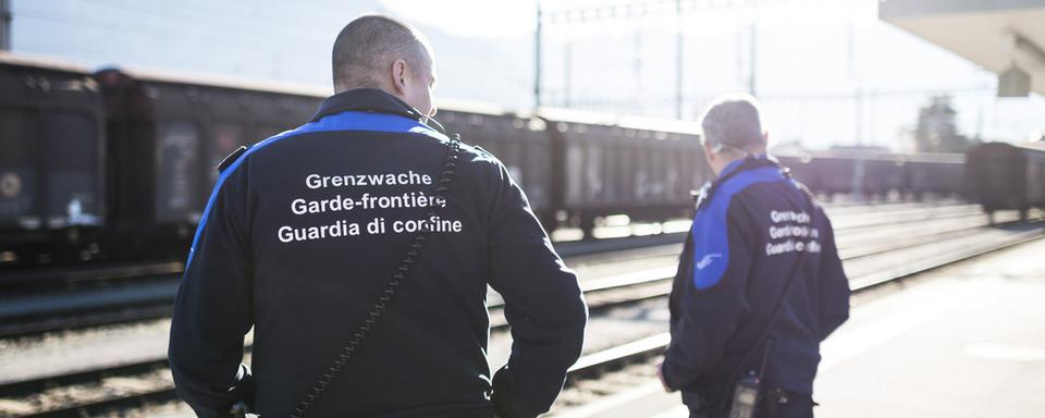 Des gardes-frontière suisses à la gare de Buchs (image d'illustration). [Keystone - Gian Ehrenzeller]