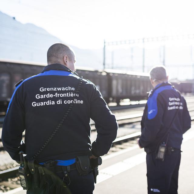 Des gardes-frontière suisses à la gare de Buchs (image d'illustration). [Keystone - Gian Ehrenzeller]