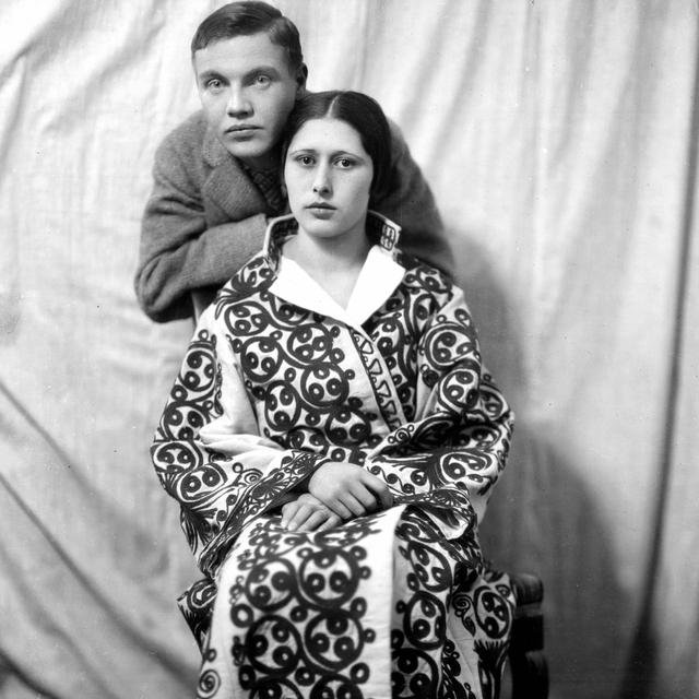 Le pianiste et compositeur américain George Antheil (1900-1959) avec son épouse Böski. [AFP]