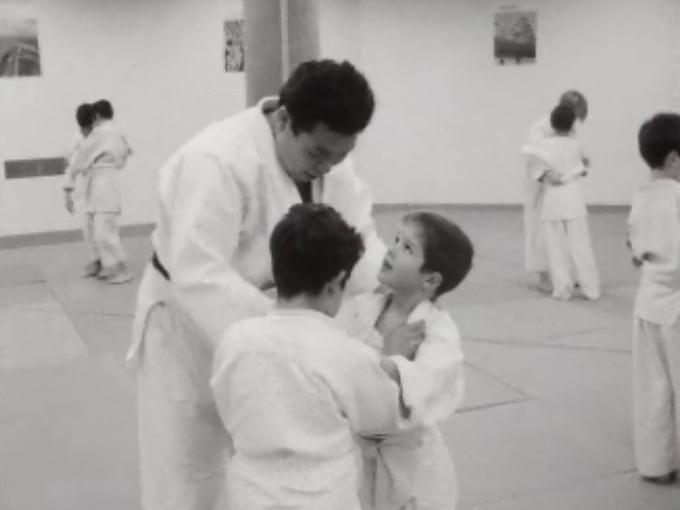 Deux jeunes judokas pratiquent le judo avec maître judoka Mikami à Lausanne en 1968. [RTS]