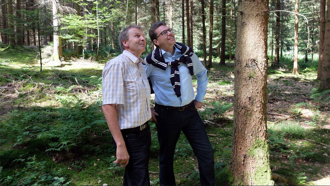 Erich Von Siebenthal, président des Propriétaires de forêts bernois, et Andreas Rickenbacher, conseiller d’Etat en charge de l’Economie publique. [RTS - Alain Arnaud]
