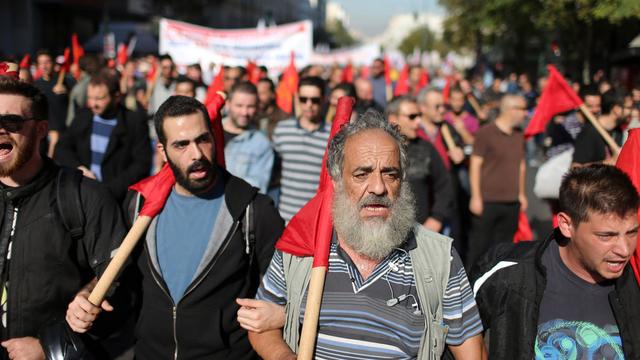 Des milliers de manifestants ont défilé jeudi matin dans les rues d'Athènes. [AP/Keystone - Petros Giannakouris]