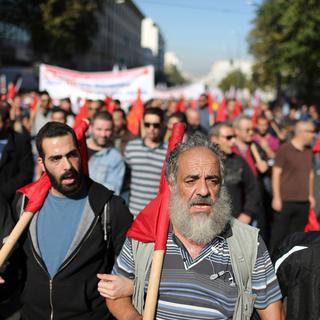Des milliers de manifestants ont défilé jeudi matin dans les rues d'Athènes. [AP/Keystone - Petros Giannakouris]