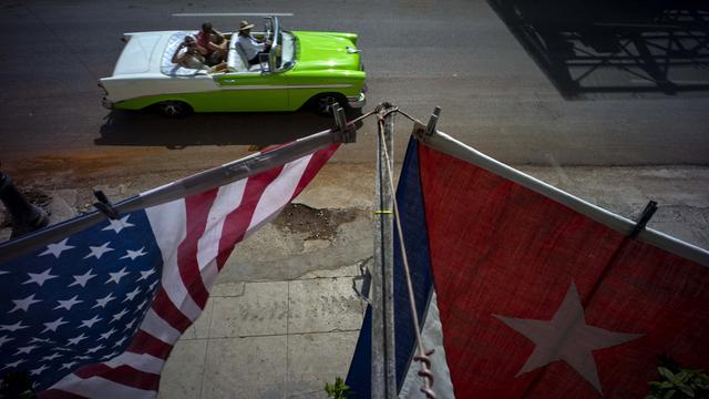 Drapeaux américain et cubain. [AP Photo/Keystone - Ramon Espinosa]