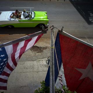 Drapeaux américain et cubain. [AP Photo/Keystone - Ramon Espinosa]