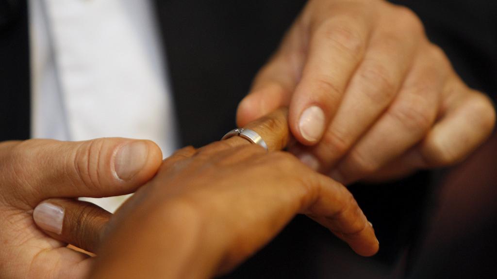 L'initiative du PDC veut supprimer les différences entre couple marié et concubins. [Keystone - AP Photo/Daniel Roland]
