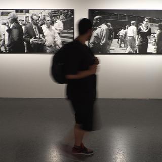 Un homme visite d'exposition de Stephen Shore durant la 46e édition des Rencontres photographies d'Arles en juillet 2015. [AFP - Boris Horvat.]