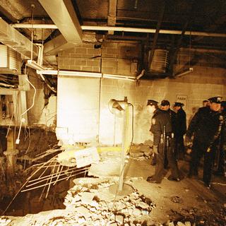 26 février 1993: un attentat contre l'une des tours jumelles du World Trade Center de New York fait six morts et un millier de blessés. Quatre islamistes intégristes sont condamnés en 1994. [AP/Keystone - Richard Drew]