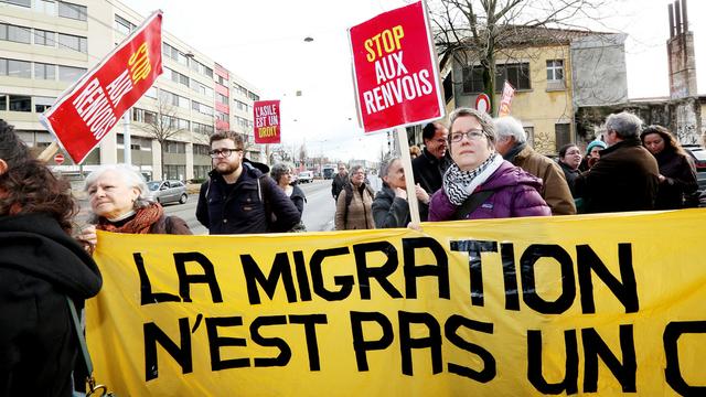 Des militants défendant les requérants d'asile se sont mobilisés pour soutenir le jeune tchadien, ce lundi 30 mars 2015, devant l'Officel'office cantonal genevois de la détention. [MAGALI GIRARDIN]