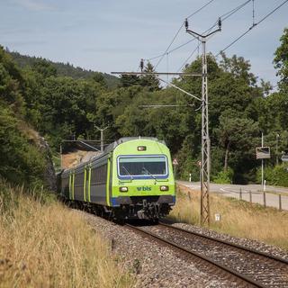 Une rame BLS de type VU III tractée par une RE 365 à Chambrelien, sur la ligne Neuchâtel-La Chaux-de-Fonds. [CC-BY-SA - eisenbahnfans.ch]