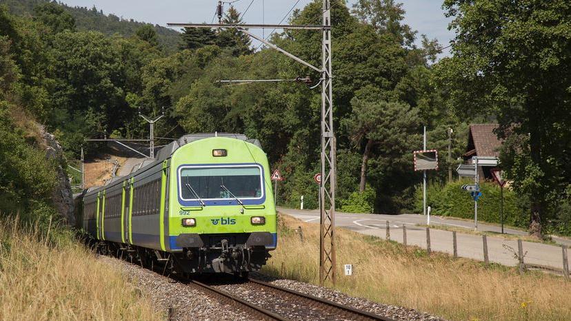 Une rame BLS de type VU III tractée par une RE 365 à Chambrelien, sur la ligne Neuchâtel-La Chaux-de-Fonds. [CC-BY-SA - eisenbahnfans.ch]
