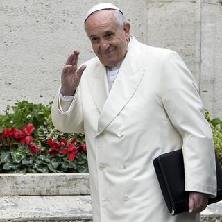 Le pape François salue les médias en arrivant au consistoire papal, le 13 février 2015 au Vatican. [AFP - Andreas Solaro]