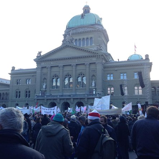 Les paysans se rassemblent devant le Palais fédéral après avoir défilé dans les rues de Berne, ce vendredi 27 novembre 2015. [RTS - Linda Bourget]