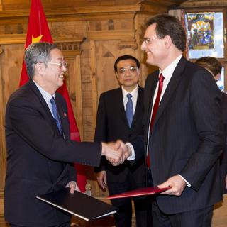 Thomas Jordan, directeur de la Banque nationale suisse, et le gouverneur de la Banque de Chine, ce mercredi 21 janvier à Davos. [JEAN-CHRISTOPHE BOTT]