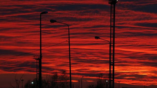 Le soleil se lève à l'aéroport de St-Pétersburg, samedi 31 octobre. [EPA/Keystone - ANATOLY MALTSEV]