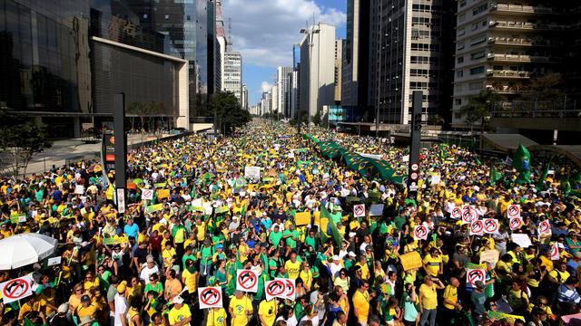 Un million de Brésiliens dans la rue dans le quartier financier de Sao Paulo. [Paulo Whitaker]