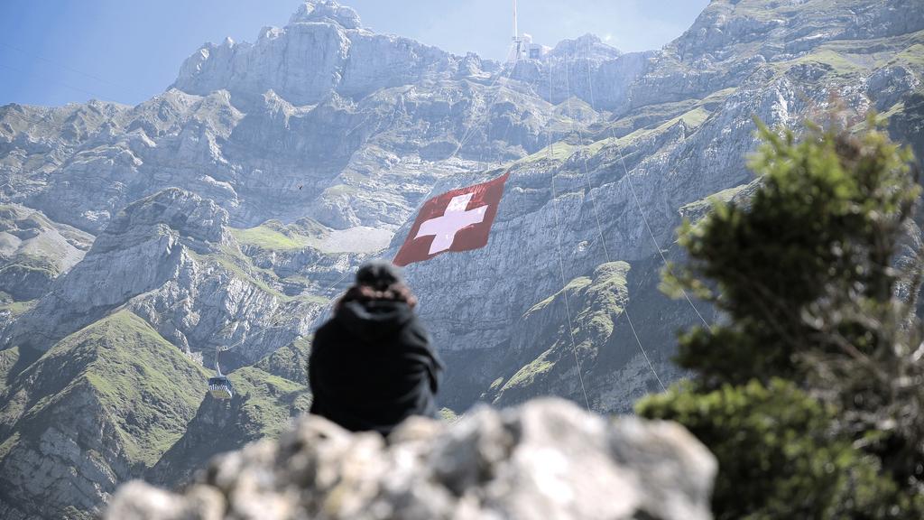 Les touristes apprécient toujours la Suisse malgré la cherté du franc, ici le drapeau suisse au Saentis pour la Fête nationale. [Pascal Bloch]