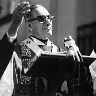 Monseigneur Romero pendant un prêche, San Salvador, le 17 octobre 1979.