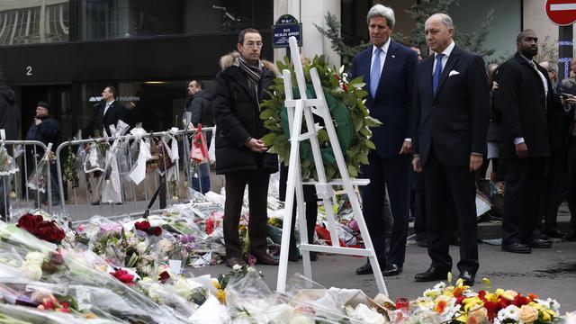 Le chef de la diplomatie américaine John Kerry s'est recueilli sur les lieux des attentats avec son homologue français Laurent Fabius. [AFP - Thomas Samson]