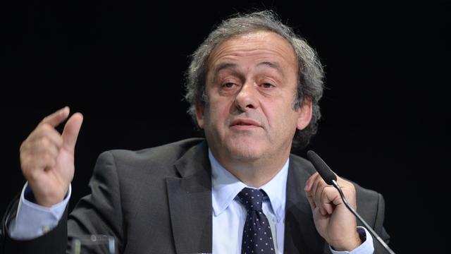 28 mai: à la veille de l'élection présidentielle de la FIFA à Zurich, le président de l'UEFA Michel Platini demande à Sepp Blatter de démissionner. Sous le feu des critiques, le président de la FIFA lui répond "c'est trop tard". [Keystone - Walter Bieri]