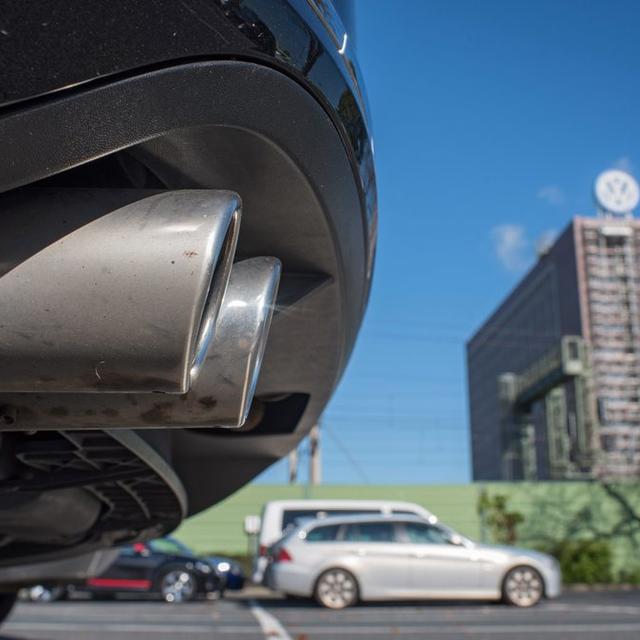 Une voiture VW devant le siège du groupe à Wolfsburg. [EPA/Keystone - Julian Stratenschulte]