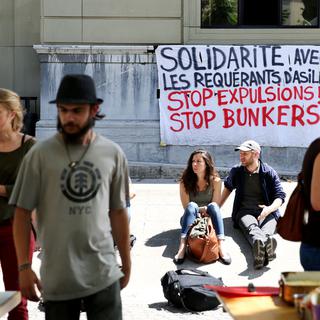 Des requérants d'asile du Foyer des Tattes et des manifestants venus pour les soutenir devant le centre culturel du Grütli à Genève, le 16 juin 2015.