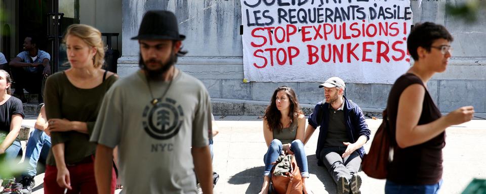 Des requérants d'asile du Foyer des Tattes et des manifestants venus pour les soutenir devant le centre culturel du Grütli à Genève, le 16 juin 2015.