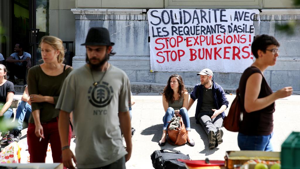 Des requérants d'asile du Foyer des Tattes et des manifestants venus pour les soutenir devant le centre culturel du Grütli à Genève, le 16 juin 2015.