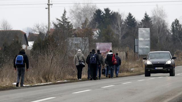 Migrants kosovars. [AP Photo/Keystone - Darko Vojinovic]