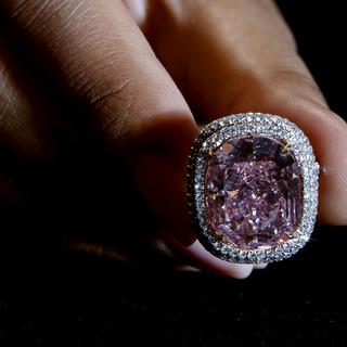 "In the Pink", un diamant rose de plus de 16 carats est parti aux enchères pour 28,7 millions de francs. [Salvatore Di Nolfi]