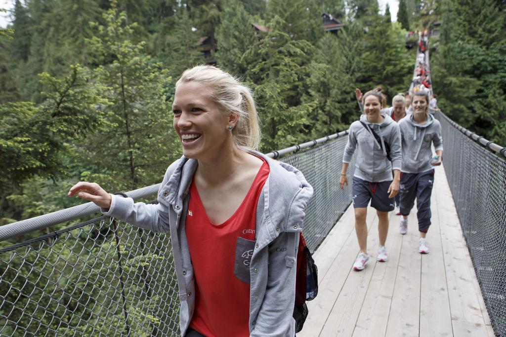 Lara Dickenmann, tout sourire, lors de la balade des Suissesses sur des ponts suspendus. [KEYSTONE - Salvatore Di Nolfi]