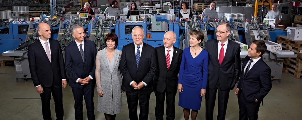 L'industrie suisse est à l'honneur sur la photo officielle 2016 du Conseil fédéral. [Chancellerie fédérale - Edouard Rieben]