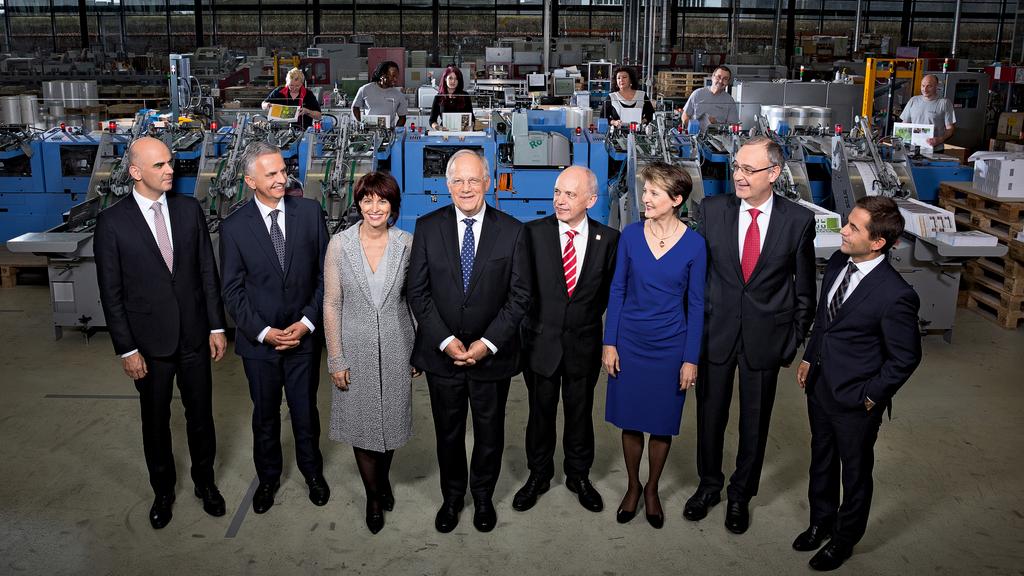 L'industrie suisse est à l'honneur sur la photo officielle 2016 du Conseil fédéral. [Chancellerie fédérale - Edouard Rieben]