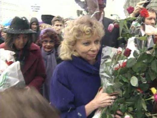 Christiane Brunner consolée par les femmes devant le Palais fédéral, 1993. [RTS]