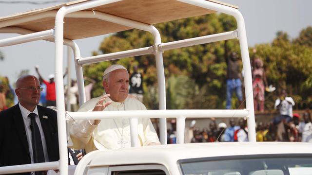 Le pape François est arrivé à Bangui, dernière étape de sa tournée africaine. [AP Photo/Keystone - Jérôme Delay]