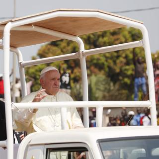 Le pape François est arrivé à Bangui, dernière étape de sa tournée africaine. [AP Photo/Keystone - Jérôme Delay]